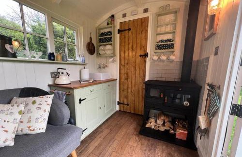 Crawcrook House | 1 Bed Glamping Hut - Firepit Fireplace Views