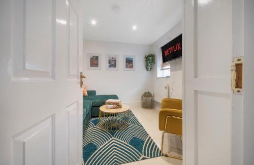Gloucester House | 1 bed house, free parking, 15 minutes from Cheltenham races
