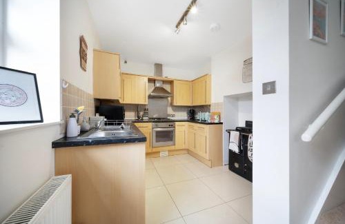 Gloucester House | 1 bed house, free parking, 15 minutes from Cheltenham races