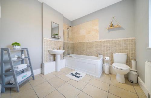 Gloucester House | 1 bed house, free parking, 15 minutes from Cheltenham races