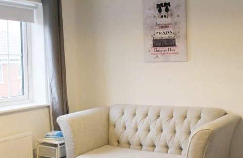 Peterborough House | 1-Bed House - Sleeps 2 - Parking Wifi