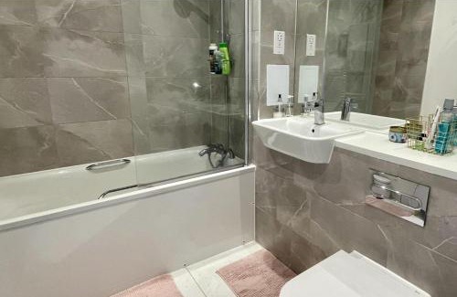 South Hornchurch Apartment | 1 Bed - Sleeps 4 - Parking Pets Wifi