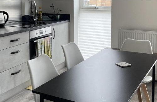 South Hornchurch Apartment | 1 Bed - Sleeps 4 - Parking Pets Wifi