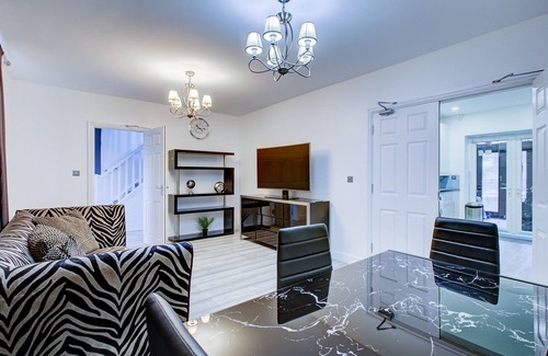 Gooshays House | 1 bed-Sleeps -Elizabeth Line-Free Parking