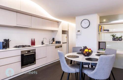 City West Apartment | 1 Bedroom Apt With Parking Walk to ANU