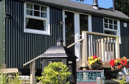 Camelford Cabin | 1 Bedroom Cabin Sleeps 2, Private Garden, Wifi