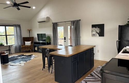 Fredericksburg Cabin | 1-bedroom cabin minutes from Main Street Fredericksburg