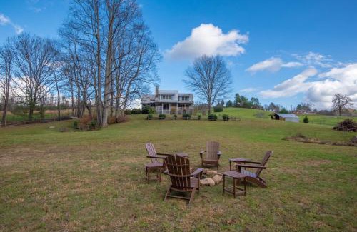 West Jefferson House | 1 Bedroom Cabin Overlooking New River- Sleeps 4, Dogs OK, Fire Pit & More