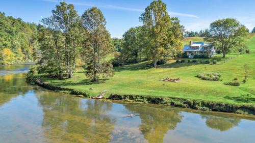 West Jefferson House | 1 Bedroom Cabin Overlooking New River- Sleeps 4, Dogs OK, Fire Pit & More