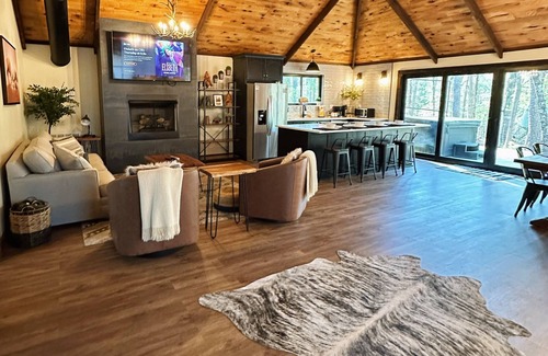Hochatown Cabin | 1 Bedroom Luxury @ The Safari Park! 2+ nights includes 2 Free Tickets!