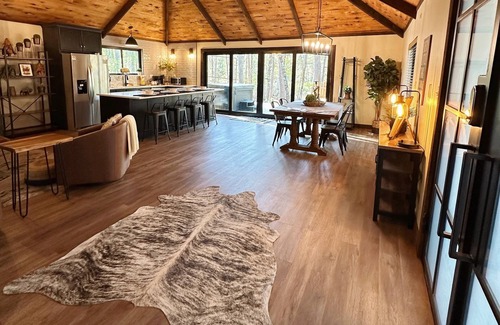 Hochatown Cabin | 1 Bedroom Luxury @ The Safari Park! 2+ nights includes 2 Free Tickets!