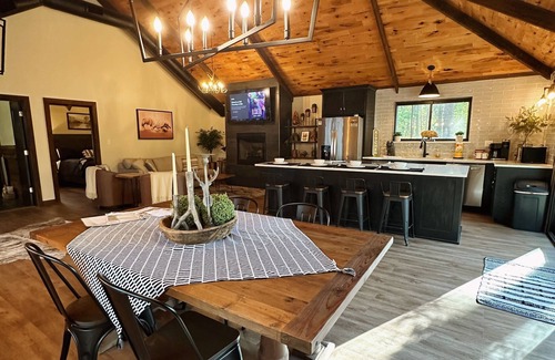 Hochatown Cabin | 1 Bedroom Luxury @ The Safari Park! 2+ nights includes 2 Free Tickets!