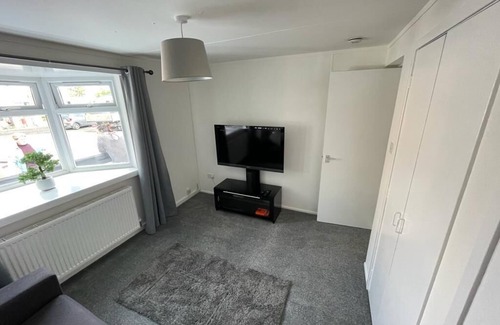 Glasgow Ski Chalet | 1- Bedroom Semi-detached Chalet Uddingston Glasgow