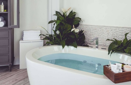 East Fort Lauderdale Hotel | 1-Bedroom Suite at a 4⭐️ Hotel