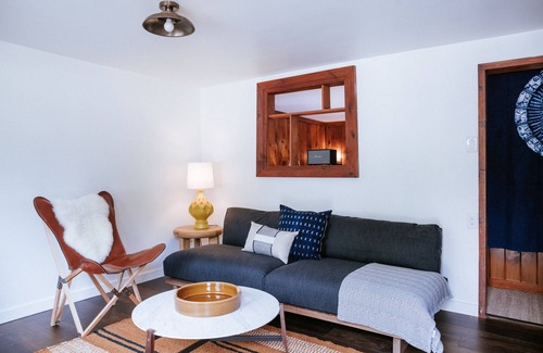 Mount Tremper Hotel | 1 Bedroom Suite with a Living Room