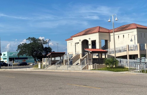 Mississippi City House | 1 block from beach 2-bedroom house in Gulfport with AC, WiFi. Enjoy your stay