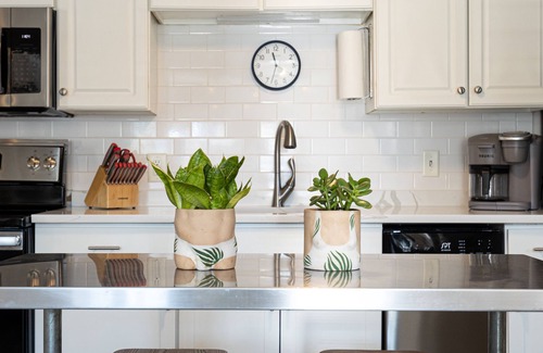 Folly Beach Cottage | 1 Block to THE MOTHER SEA. Super easy and quick walk.
