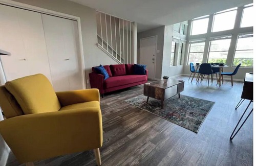 Sharpstown House | 1 BR 1.5 BA Modern Town House Near DownTown