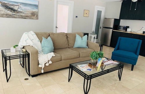Demere Park House | 1 BR Island Retreat! Walk to the beach, Pier, Tennis, Picleball & Food. Sleeps 4