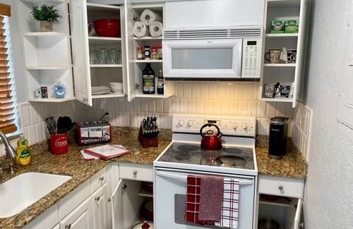 Poinsettia Heights Apartment | 1-BR, strong wifi, free parking, beach gear