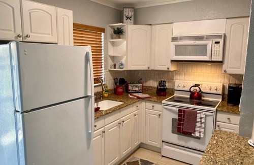 Poinsettia Heights Apartment | 1-BR, strong wifi, free parking, beach gear