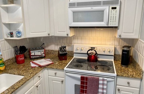 Poinsettia Heights Apartment | 1-BR, strong wifi, free parking, beach gear