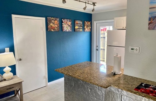 Poinsettia Heights Apartment | 1-BR, strong wifi, free parking, beach gear