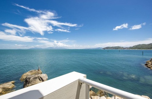 Nelly Bay Apartment | 1 Bright Point Apartment 4202