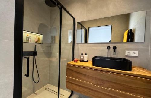 Juan-les-Pins Apartment | 1 Ch. Luxe Apt|Cœur de Juan-les-Pins|Plage à 50m