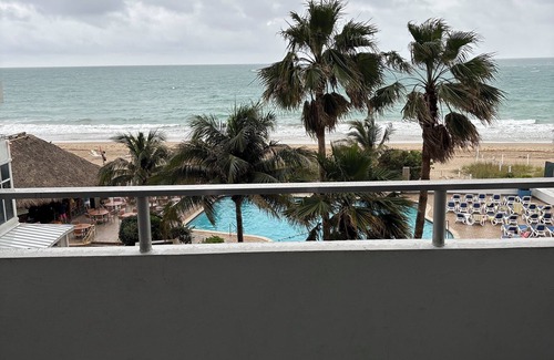 Galt Mile Apartment | 1. Direct ocean view with balcony. Wonderful and unique view.Beach Tiki bar