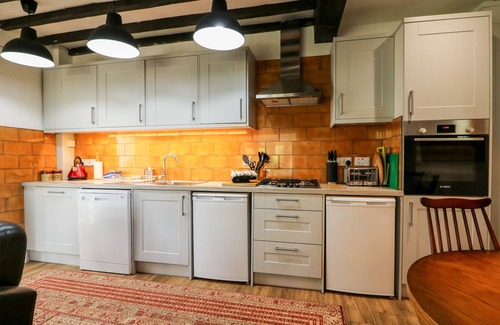 Louth Cottage | 1 EASTVIEW, pet friendly, character holiday cottage in Manby