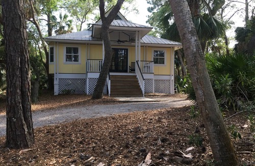 Saint Helena Island Cottage | 1 Fiddlers Cove. Pet friendly and golf cart included.