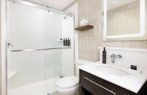 Mid Beach Hotel | 1 King Bed | Hotel Continental Miami Beach | w/Pool & Minutes to South Beach