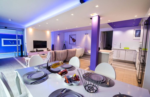 Zvezdara Villa | #1 Luxury House with indoor Swimming Pool, Gameroom, Movie Room, Spa, Zen Yard,