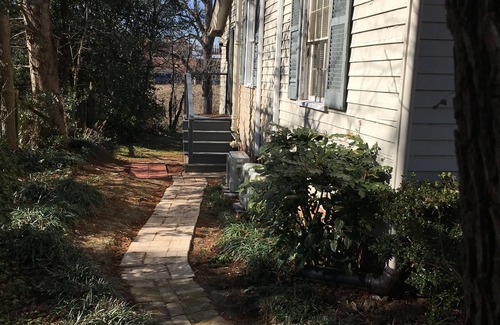 Natchez Apartment | 1 Melinda’s Garden Apt