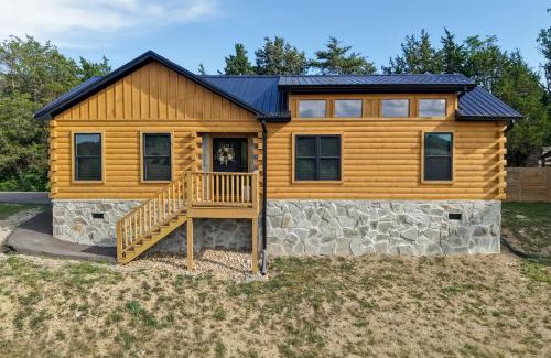 Sevierville House | 1 Mi to Douglas Lake Blissful Escape with Hot Tub!