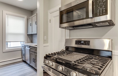 Federal Hill Apartment | 1 Mi to Dtwn: Pet-Friendly Providence Apt w/Yard