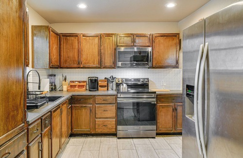 Arena District House | < 1 Mi to Frost Bank Center: Home w/Deck + Grill!