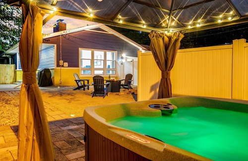 South Bend House | 1 Mi. to Notre Dame, Irish Pub, Hot Tub, 4800sq ft
