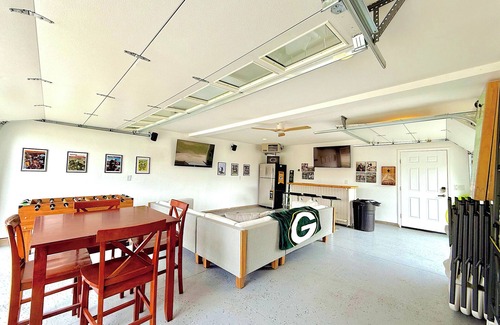 Green Bay House | 1 min -> Lambeau & Resch 🏈 Rooftop Patio w/Fire Table 🔥 Entertainment Garage 🎉