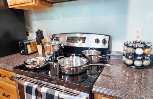 Tannersville Ski Chalet | 1 Min to Camelback! Creekside HotTub/Sauna/Firepit