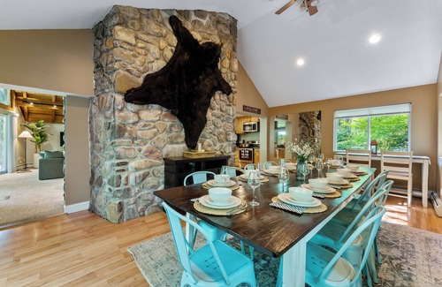 Tannersville Ski Chalet | 1 Min to Camelback! Creekside HotTub/Sauna/Firepit