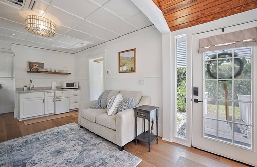 Mount Dora House | 1 min walk to Downtown! Outdoor Patio! 5 star luxury! Golf Cart Rental!