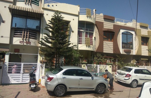 Indore House | 1 Private Room for single near Bangali Square - Home Food Available