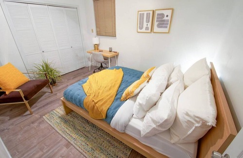 Oread Apartment | [1] StayAwhile: The Pink Retreat. 2-Min Walk to Mass!