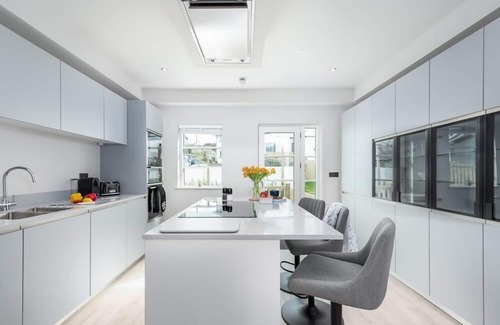 Porth House | 1 The Strand is a contemporary house sleeping nine guests across four bedrooms