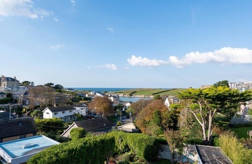 Porth House | 1 The Strand is a contemporary house sleeping nine guests across four bedrooms