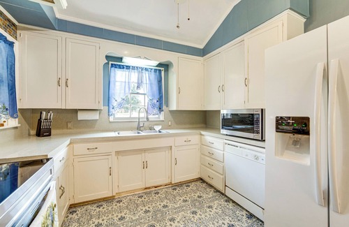 Flint House | 10 Mi to Lake Palestine: South Tyler Location!