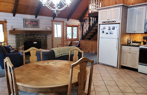 South Londonderry Ski Chalet | 10 min from Stratton! Log Cabin w/Beautiful Views