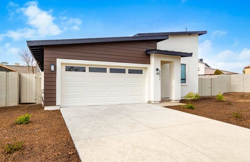 Phoenix House | 10 Min from Super Bowl, Shopping, NEW home, King Beds, Sleeps 10